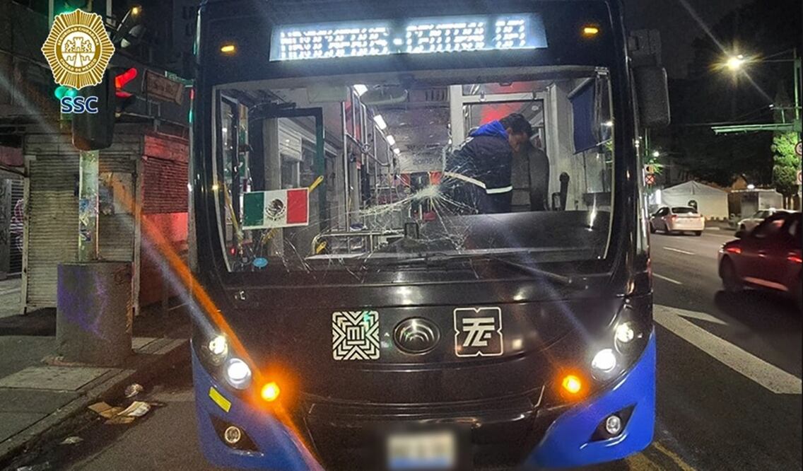 Dos hombres y una mujer fueron detenidos acusados de dañar una unidad del trolebús en la alcaldía Cuauhtémoc, el 6 de septiembre de 2025. Foto: especial