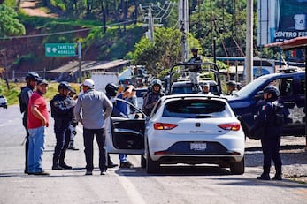 Como parte del reforzamiento de la seguridad en Michoacán, agentes federales realizaron ayer revisiones aleatorias en los accesos a Uruapan. Foto: de JUAN JOSÉ ESTRADA. CUARTOSCURO