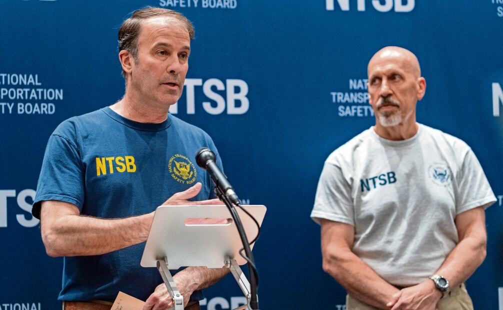 Miembros de la Junta Nacional de Seguridad en el Transporte, Brian Young (izq.) y Michael E. Graham (der.), comentaron ayer en Nueva York que las autoridades estadounidenses informaron de tres llamadas de asistencia del Buque Escuela Cuauhtémoc en cuatro minutos. Foto: Ángel Colmenares / EFE