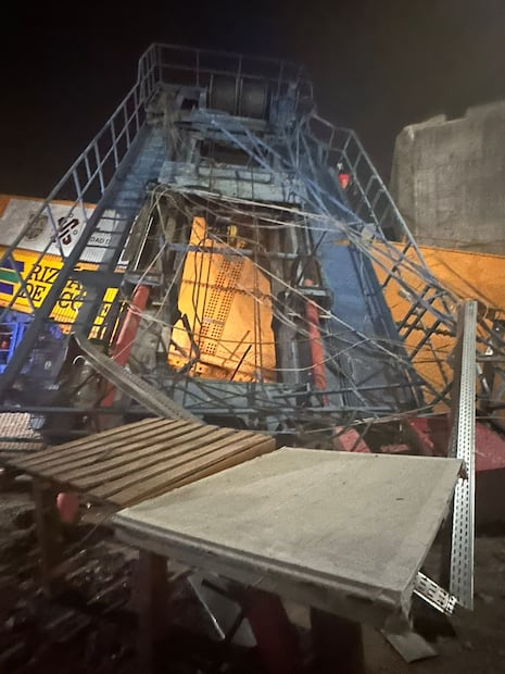 El secretario de Obras y Servicios capitalino, Jesús Esteva, confirmó que solo fue la caída de la estructura y que no se registró ningún lesionado. Foto: Especial