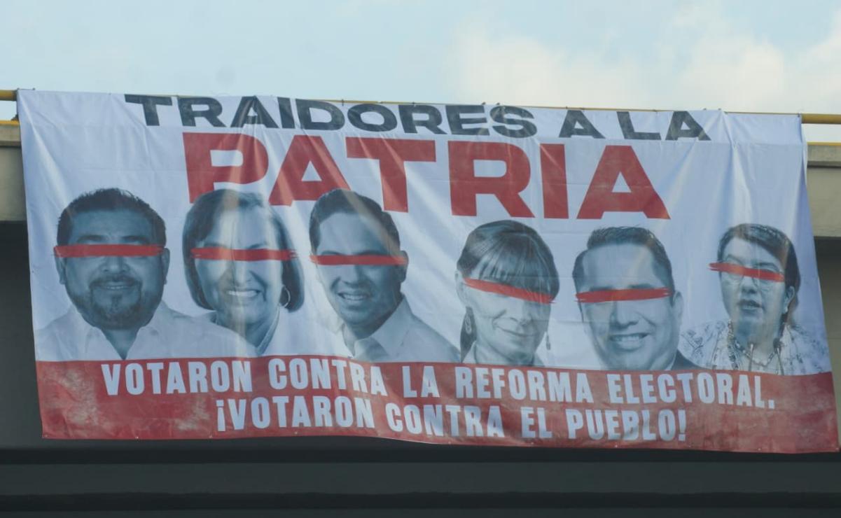 La ciudad de Oaxaca amaneció con lonas colgadas en las que exhiben fotos de los diputados oaxaqueños federales que se abstuvieron o votaron en contra de la reforma electoral. Foto: Edwin Hernández/ EL UNIVERSAL