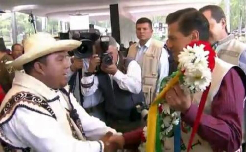 Indígenas regalan una limpia al Presidente