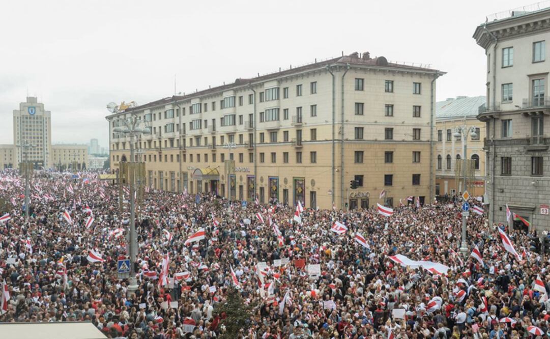 Más de 100 mil personas protestaron en la capital de Bielorrusia exigiendo la salida del autoritario líder del país a quien acusan de ganar las elecciones mediante fraude - Foto: EFE