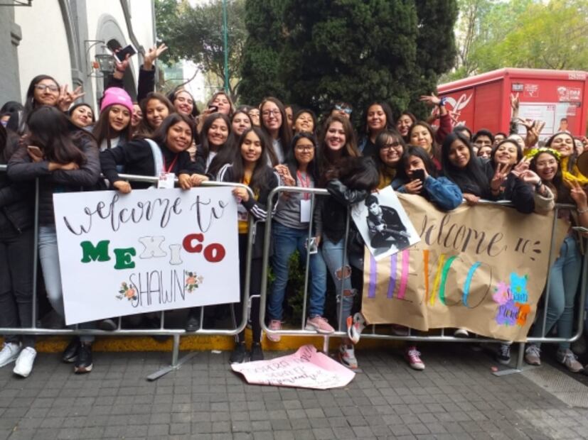 A ritmo de "La chona", fans de Shawn Mendes le llevan serenata