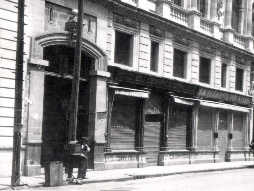 Vago detrás de un poste en la acera del Casino Español, en el Centro. Circa. 1929. Crédito: Colección Villasana.