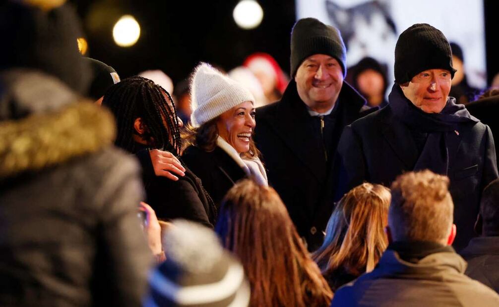 La vicepresidente Kamala Harris asistió al encendido del árbol junto a su pareja. Foto: AFP