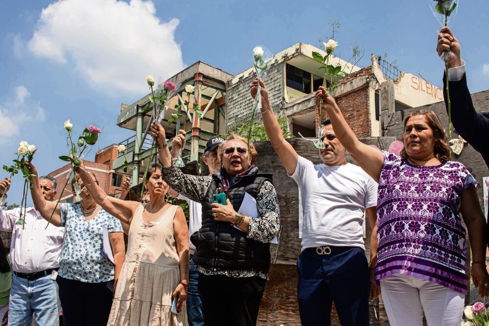 Con flores y un minuto con el puño en alto, familiares recordaron a los menores que fallecieron en el Colegio Enrique Rébsamen. Foto: Gabriel Pano / EL UNIVERSAL