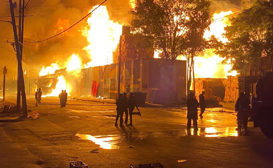 De acuerdo a la Secretaría de Gestión de Riesgos y Protección Civil, informó que el incendio se ocasionó por huacales, tarimas y cajas de madera.  Foto: Valente Rosas