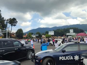 Habitantes de San Jerónimo Acazulco bloquean la carretera México-Toluca
