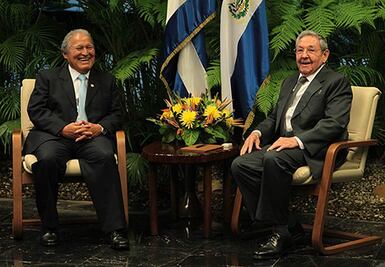 Raúl Castro recibe en Cuba al presidente salvadoreño