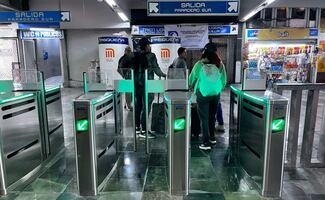 Usuarios reaccionan a los nuevos torniquetes en Tasqueña de la L2 del Metro; “ahora es mucho más sencillo", mencionan