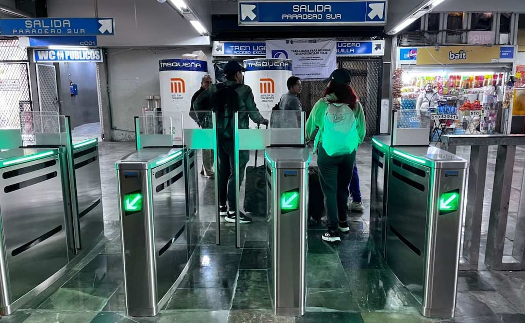 Usuarios reaccionan a los nuevos torniquetes en la Línea 2 del Metro (30/11/2025). Foto: Especial