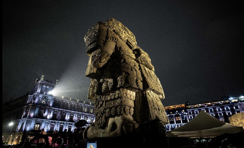 Una reproducción de una escultura mexica se observa durante la inauguración del videomapping “Memoria luminosa” que conmemora la fundación de México-Tenochtitlán en la Ciudad de México, el 11 de julio de 2025. Foto: AFP