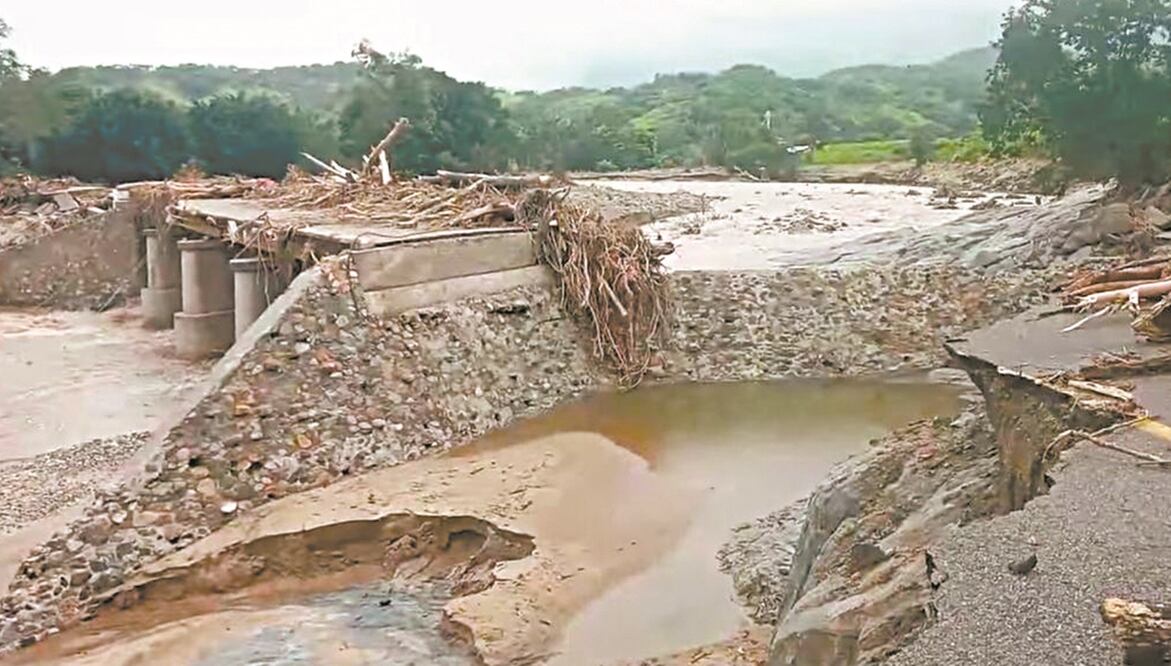 Por los daños en los caminos, en Arteaga se terminan los víveres. Foto: CORTESÍA ARTEAGA NOTICIAS