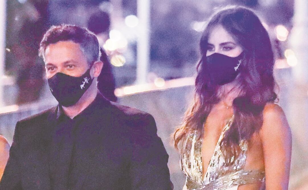 El cantante Alejandro Sanz acompañado por su pareja, Rachel Valdés a su llegada esta noche a la presentación de la película "El verano que vivimos", en la 68 edición del Festival Internacional de Cine de San Sebastián. Foto: EFE