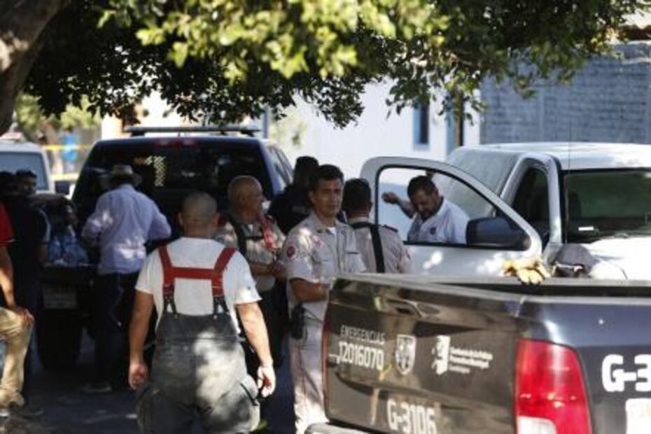 Hallan 10 cuerpos en una fosa clandestina de Jalisco