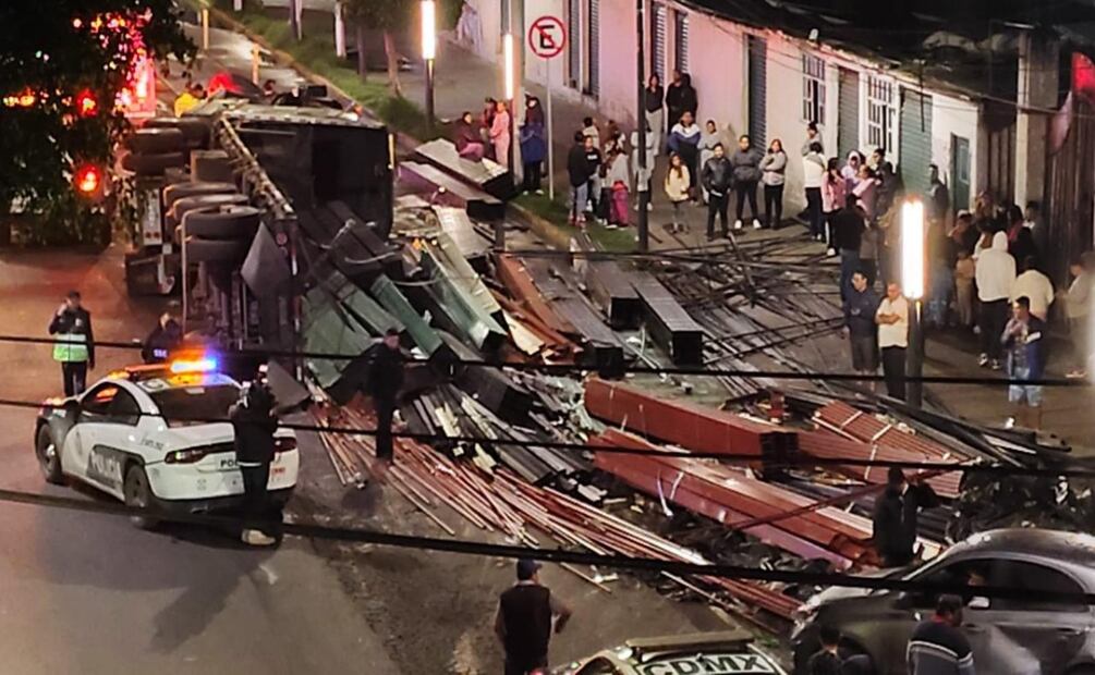 Volcadura de tráiler moviliza a cuerpos de emergencia; derrame y bloqueo en Iztapalapa. Foto: Especial