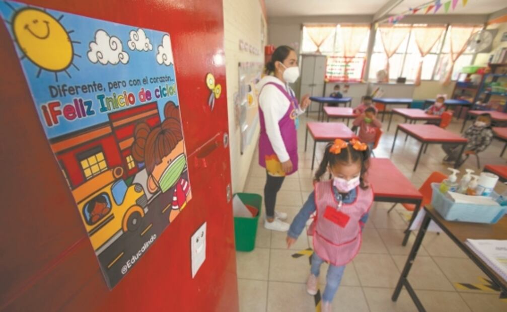 Vuelven a escuelas 25 millones de alumnos; maestros y padres se quedan sin claridad
