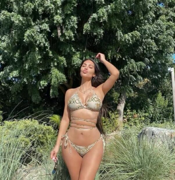 Hija de Biby Gaytán presume sus curvas en mini bikini color aqua