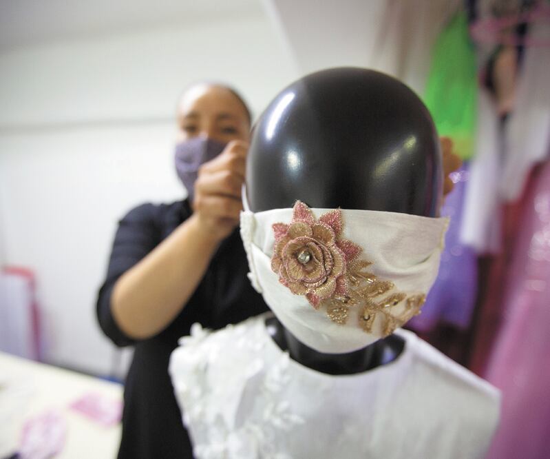 Matilde Ramírez Colín adorna los cubrebocas con pedrería, cadenas, lentejuelas y flores bordadas, dependiendo de lo que el cliente pida. Foto: JORGE ALVARADO. EL UNIVERSAL