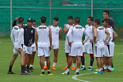 Las Chivas se ahorran hasta los boletos de avión