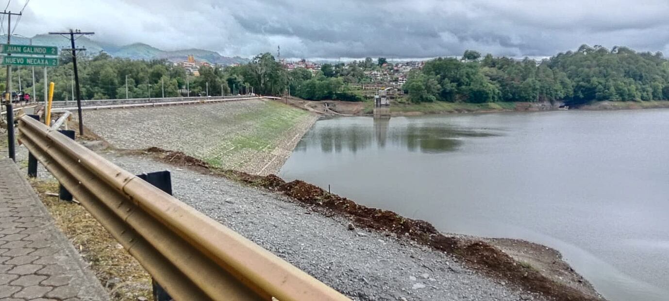 Preocupantes bajos niveles de agua en la presa Necaxa.
