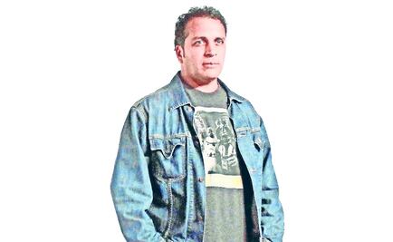 Gustavo Loza muestra con mensajes su relación con Karla Souza