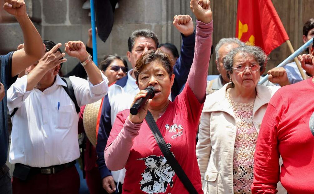 Manifestantes de la CNTE de las secciones 9, 10, 11 y 60 se movilizaron sobre Donceles para llegar a las instalaciones de la SEP. Foto: Fernanda Zamora/ EL UNIVERSAL