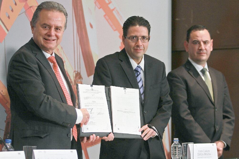 Pedro Joaquín Coldwell y Juan Carlos Zepeda encabezaron la firma de contratos de la tercera licitación de la Ronda 1 (JESSICA ESPINOSA. NOTIMEX)