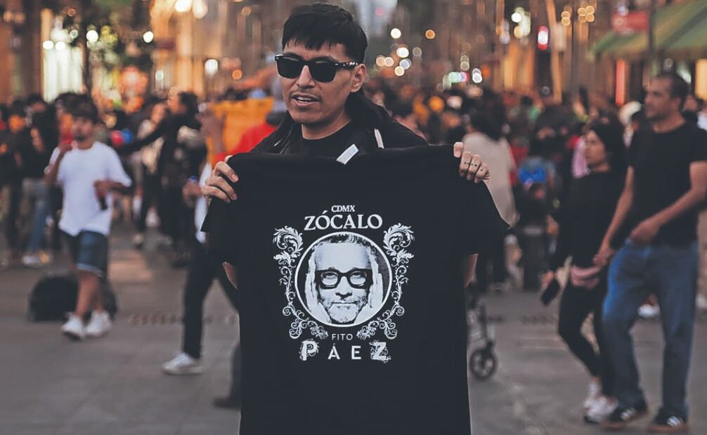 Con su emblemática gabardina roja, Páez sentenció al final: “El rock no está muerto”. 
Familias gozaron del ídolo, y lo llevaron en sus playeras. FOTOS: Yaretzy M. Osnaya. EL UNIVERSAL