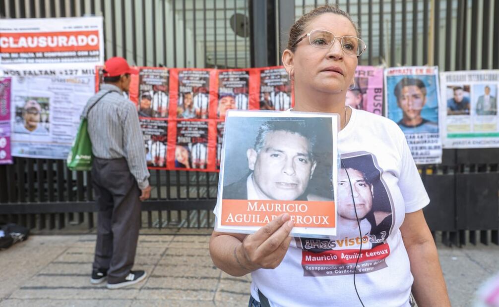 Colectivos de madres buscadoras realizan un cierre simbólico en las puertas 2 y 3 del senado de la república. Foto:  Gabriel Pano/ El Universal