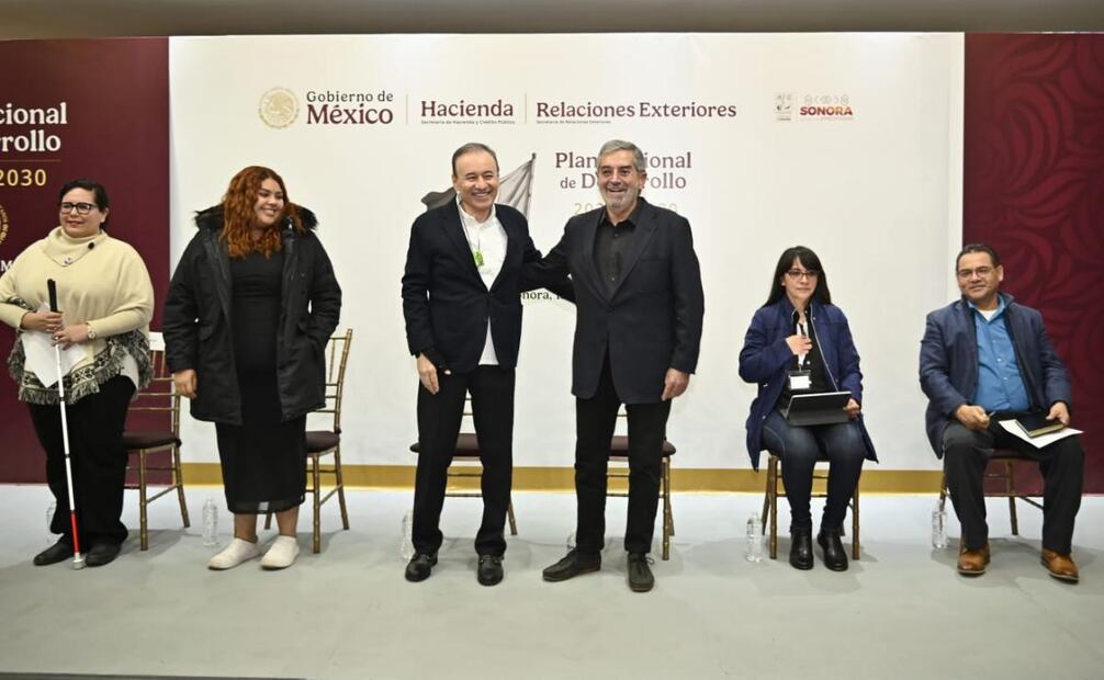 Juan Ramón de la Fuente en el Foro de consulta pública para el Plan Nacional de Desarrollo 2025-2030 en compañía del gobernador Alfonso Durazo. Foto: SRE