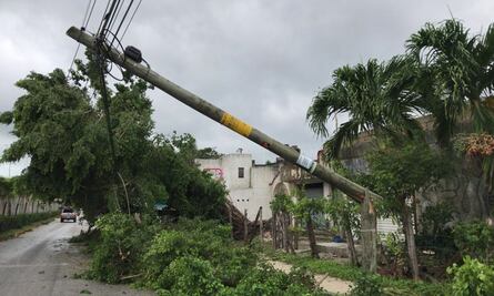 Tras paso del huracán "Delta", pobladores limpian calles y reportan pérdidas materiales