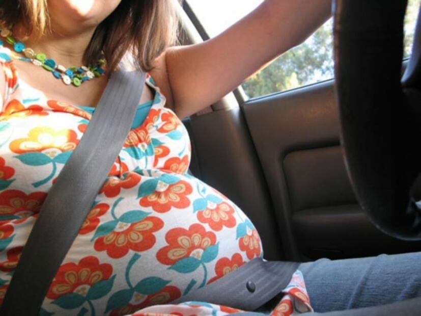 Tips para mujeres que desean seguir manejando durante su embarazo