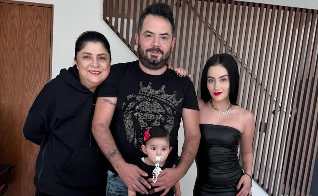 José Eduardo Derbez con su hija Tessa, su pareja Paola Dalay y su madre Victoria Ruffo.
