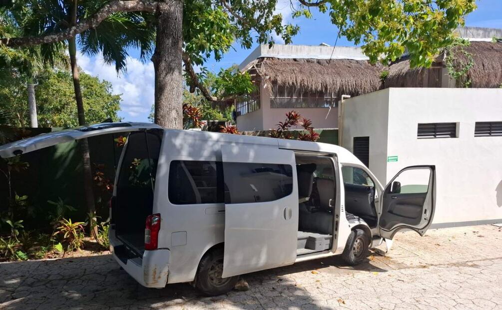 Autoridades evalúan si el vehículo causó algún daño a la Laguna Bacalar en Quintana Roo, con la caída de aceite, gasolina o alguna sustancia (11/02/2025). Foto: Cortesía / Ayuntamiento de Bacalar