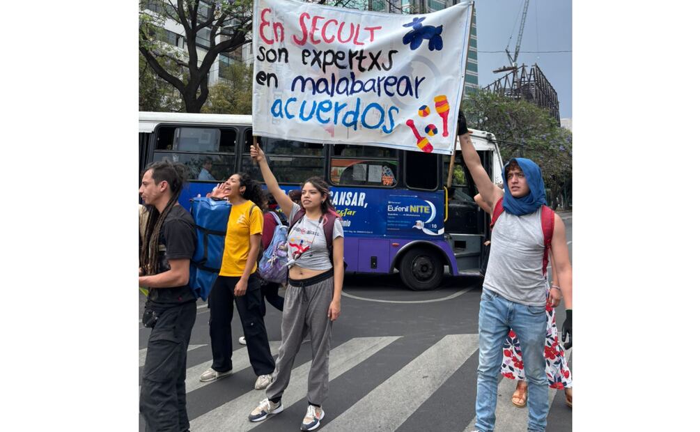 Estudiantes y docentes de la organización Cirko de Mente, bloquean la Avenida Insurgentes Sur en la CDMX (09/05/2025). Foto: Especial