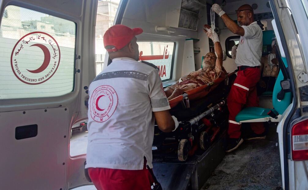 Un palestino herido llega al Hospital Nasser tras una operación israelí en el campamento de Khan Younis, al sur de la Franja de Gaza, el lunes pasado. Foto: Haitham IMAD / EFE