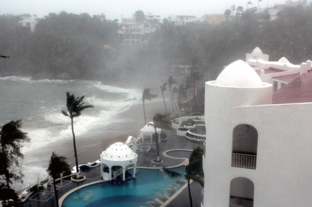 Fuertes oleajes se presentaron en Colima, por "Patricia", que tuvo vientos sostenidos de 305 kilómetros por hora (RAMÓN ROMERO. EL UNIVERSAL)