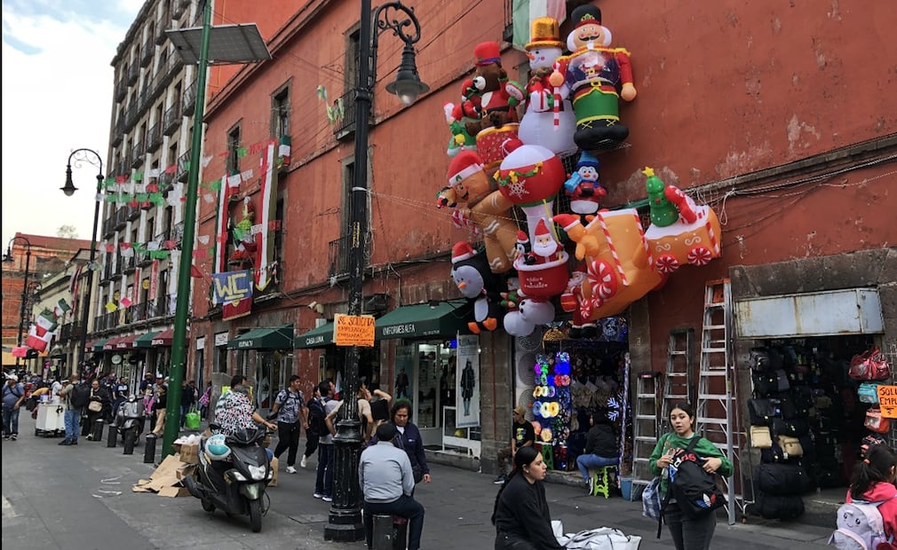 Capitalinos acuden a calles del Centro Histórico para comprar artículos navideños, inflables para las fachadas de la casa y árboles de Navidad en la Ciudad de México, el 2 de diciembre de 2025. Foto: Diego Simón Sánchez/EL UNIVERSAL