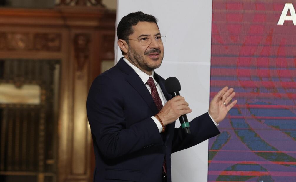 Martí Batres Guadarrama, director del Instituto de Seguridad y Servicios Sociales de los Trabajadores del Estado (ISSSTE), anunció una reforma interna “muy importante” para la transición de los horarios y tener jornadas laborales de ocho horas. Foto: Carlos Mejía / EL UNIVERSAL