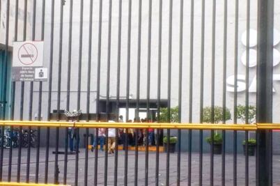 Manifestantes irrumpen en instalaciones del SAT