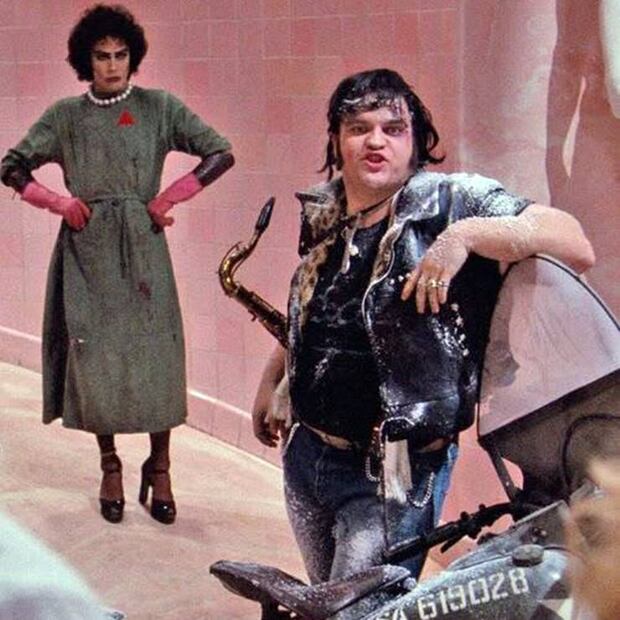 Para encarnar a la perfección el rock and roll, el motociclista Eddie, interpretado por el rockero "Meat Loaf", aparece con todo y saxofón en su escena. Pinterest.