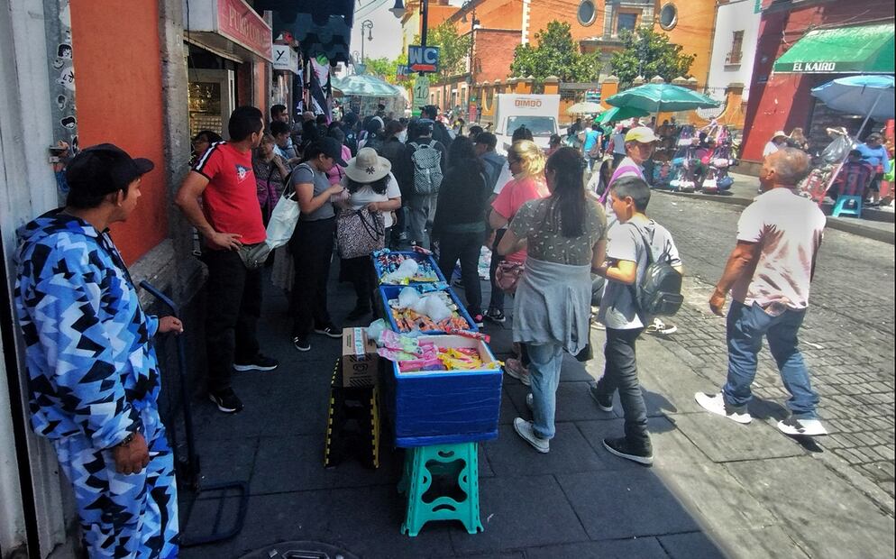 Ante el aumento de la presencia de vendedores ambulantes en el Centro Histórico, transeúntes denunciaron que tardaron hasta dos horas en llegar a su destino, el lunes 14 de abril de 2025. Foto: Fernanda Rojas/EL UNIVERSAL