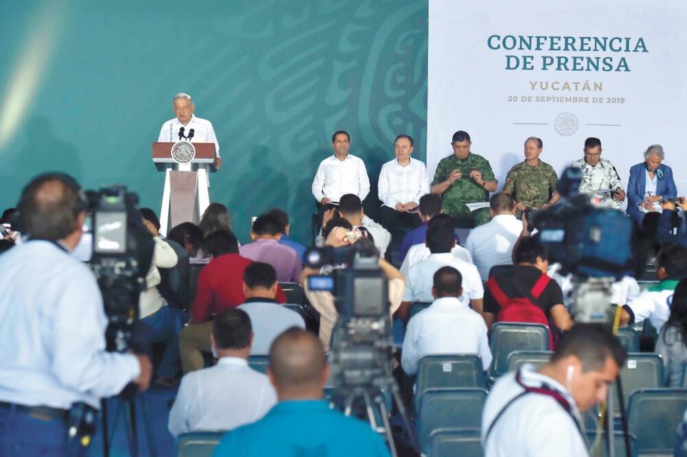 Durante su conferencia matutina en la Base Aérea Militar 8, el presidente Andrés Manuel López Obrador reiteró que las nuevas leyes en materia de educación servirán para darle su sitio a los maestros. Foto: PRESIDENCIA