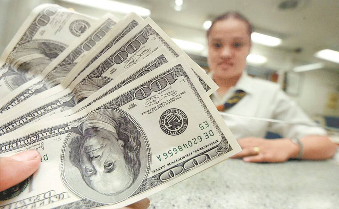Photo: Cashier looking at dollars - Mike Alquinto/EFE