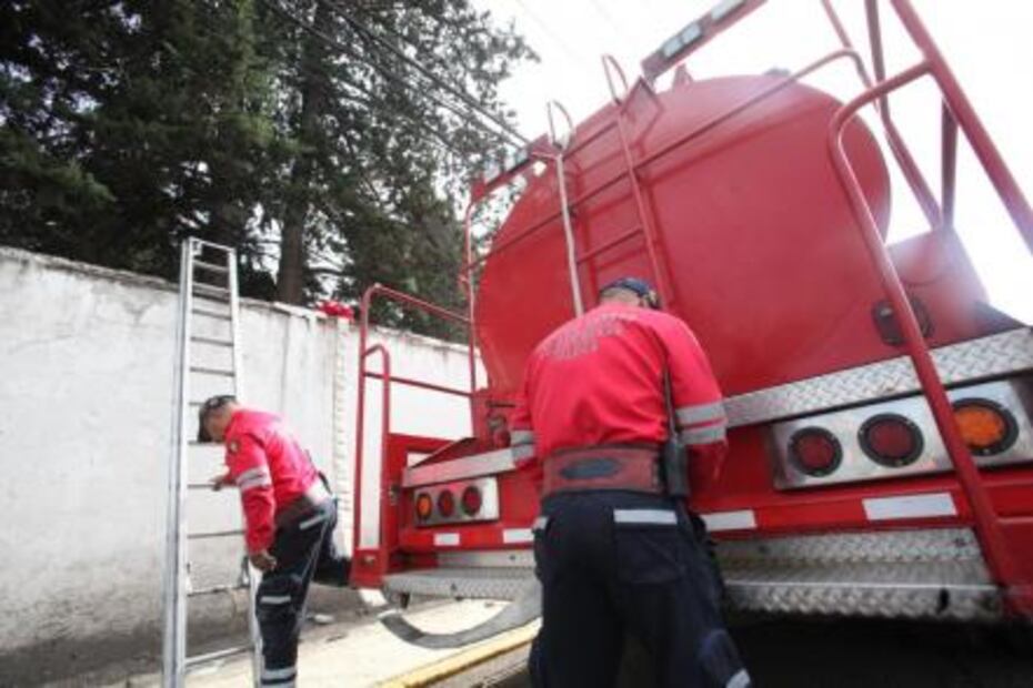 Protección Civil de Toluca distribuye pipas de agua no potable en panteones