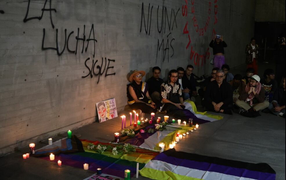 Reunides en la Estela de Luz de la Ciudad de México, junto a otras poblaciones LGBT+, organizaron una velada para honrar la memoria de le primer magistrade electoral de América Latina y para rechazar la versión de la Fiscalía de Aguascalientes sobre los fallecimientos. Foto: Carlos Mejía/EL UNIVERSAL