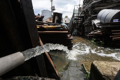 Vecinos reportan la muerte de hombre que vivía bajo aguas negras en Chalco; piden apoyo para sacar el cuerpo