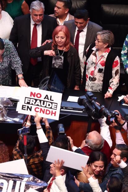 Entre gritos y jaloneos, Rosario Piedra toma protesta como presidenta de la CNDH